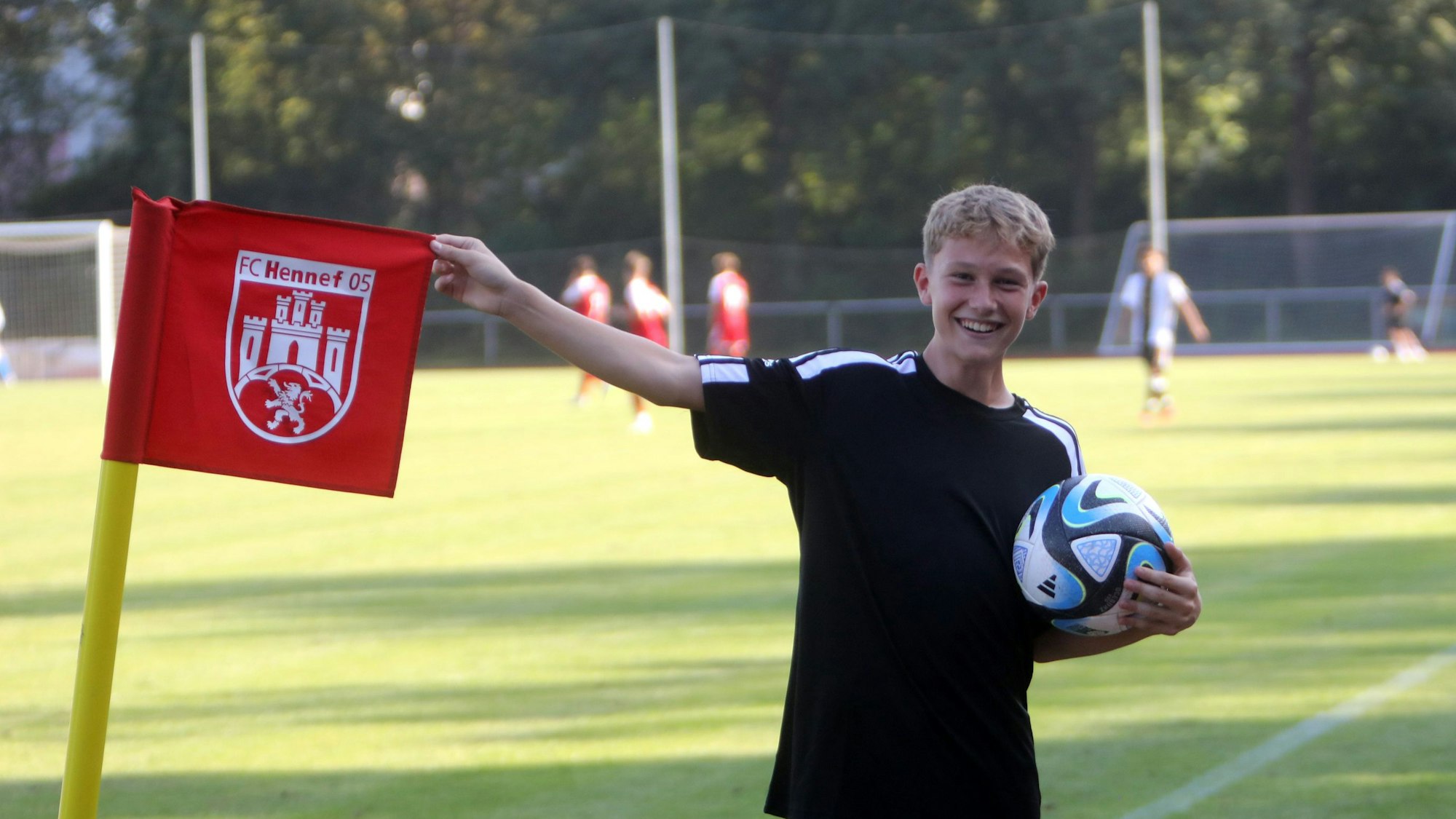 Ein Balljunge steht an einer Eckfahne.