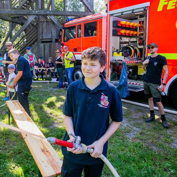 Mitglieder der Jugendfeuer Bergneustadt spritzen mit Wasser