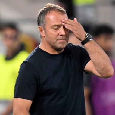Bundestrainer Hansi Flick fasst sich während des Testspiels gegen Japan an den Kopf. Seine Mannschaft unterlag 1:4. Die dritte Niederlage infolge.