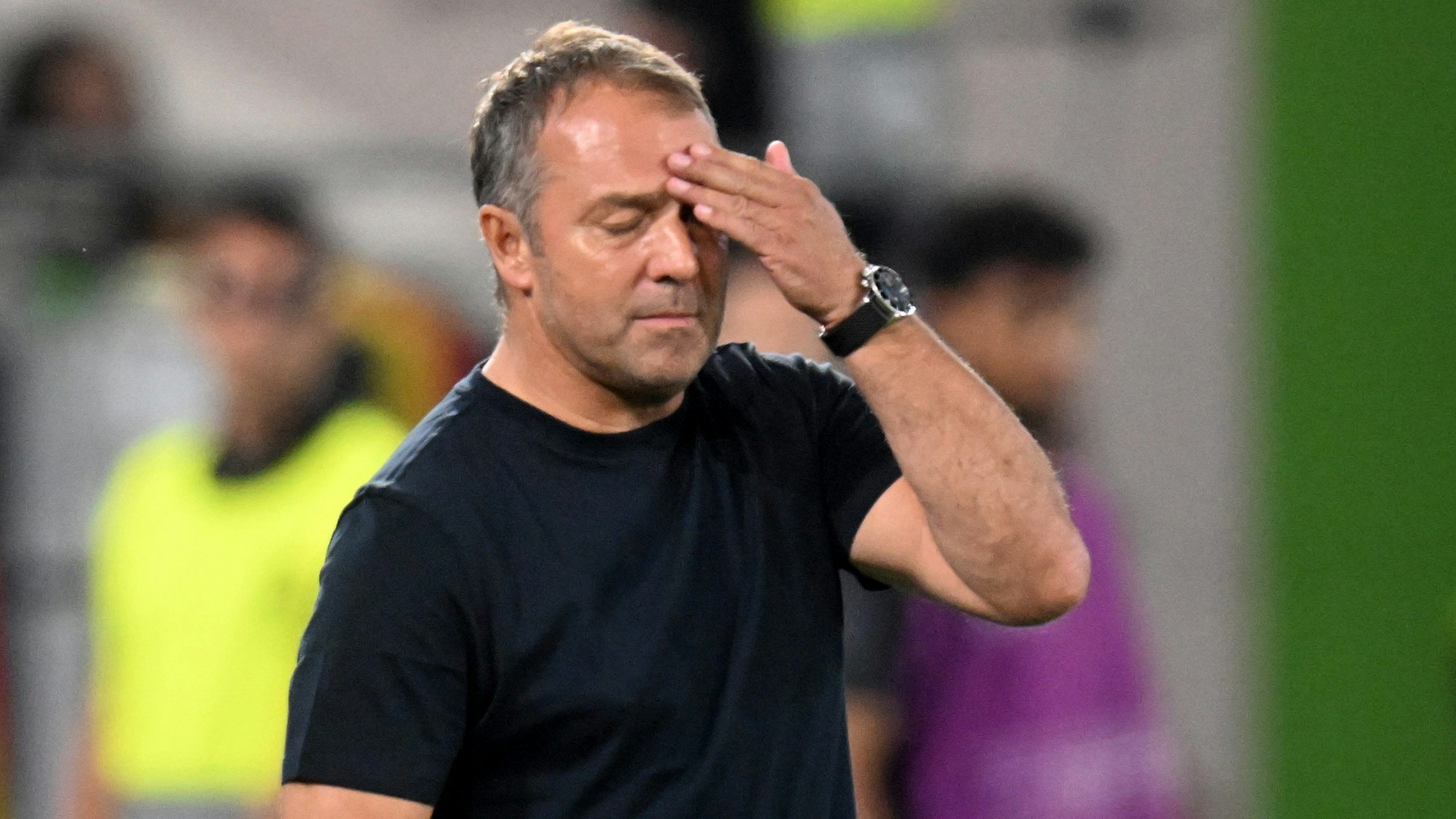 Bundestrainer Hansi Flick fasst sich während des Testspiels gegen Japan an den Kopf. Seine Mannschaft unterlag 1:4. Die dritte Niederlage infolge.