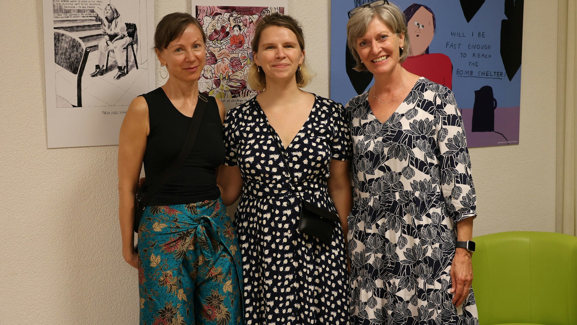 Elena Büchel, Anna Sarvia und Martina Böhm mit der Ausstellung #standwithukraine
