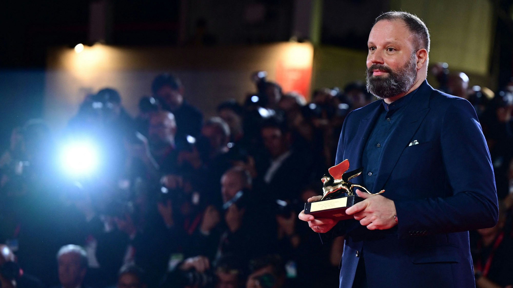 Regisseur Yorgos Lanthimos posiert mit dem Goldenen Löwen für den besten Film, den er für „Poor Things“ erhalten hat, während eines Fototermins für die Gewinner der 80. Filmfestspiele von Venedig am 9. September 2023 am Lido von Venedig.