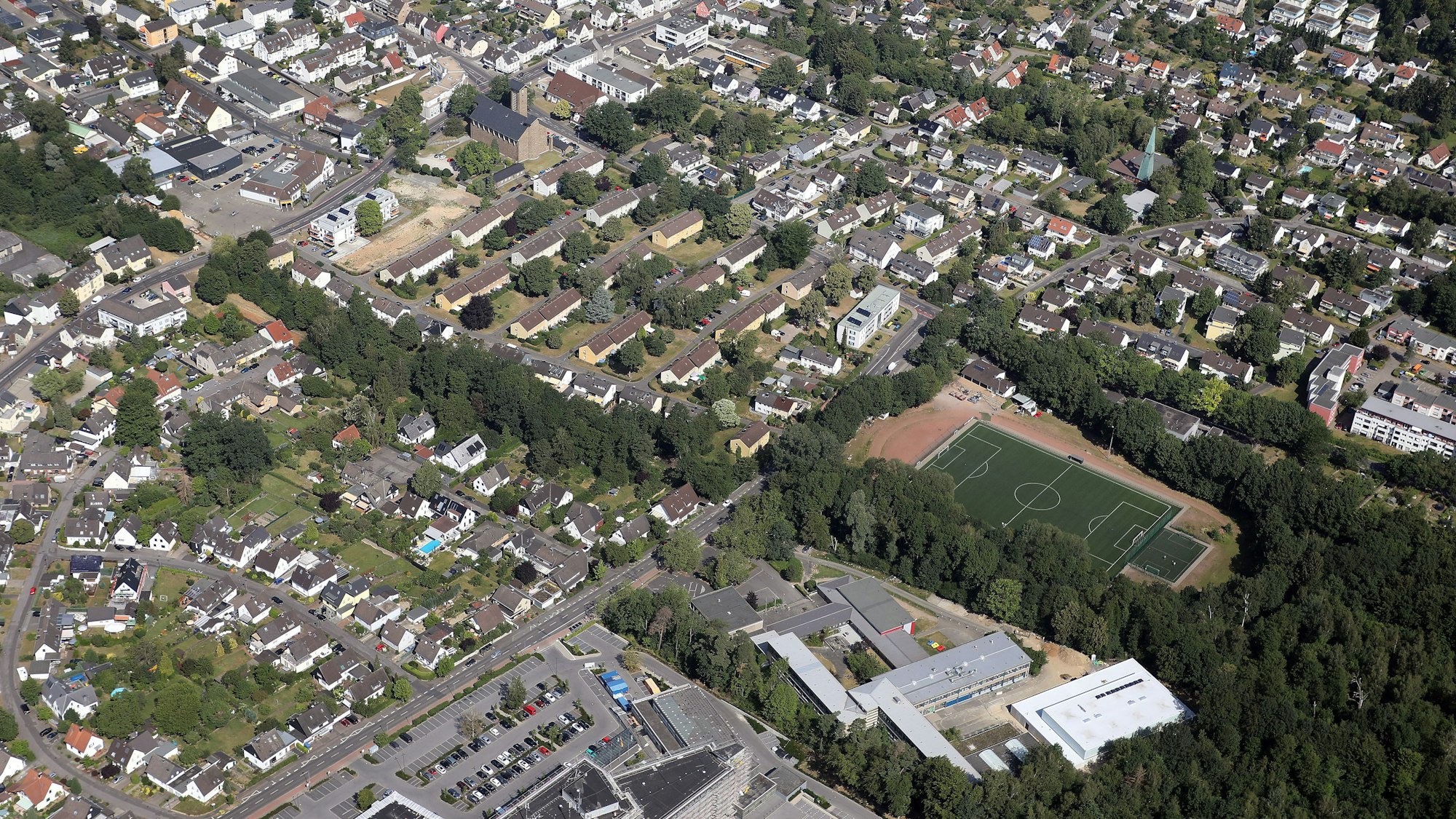 Aus der Luft sieht man die beiden Einrichtungen sowie angrenzende Einzelhaussiedlungen.