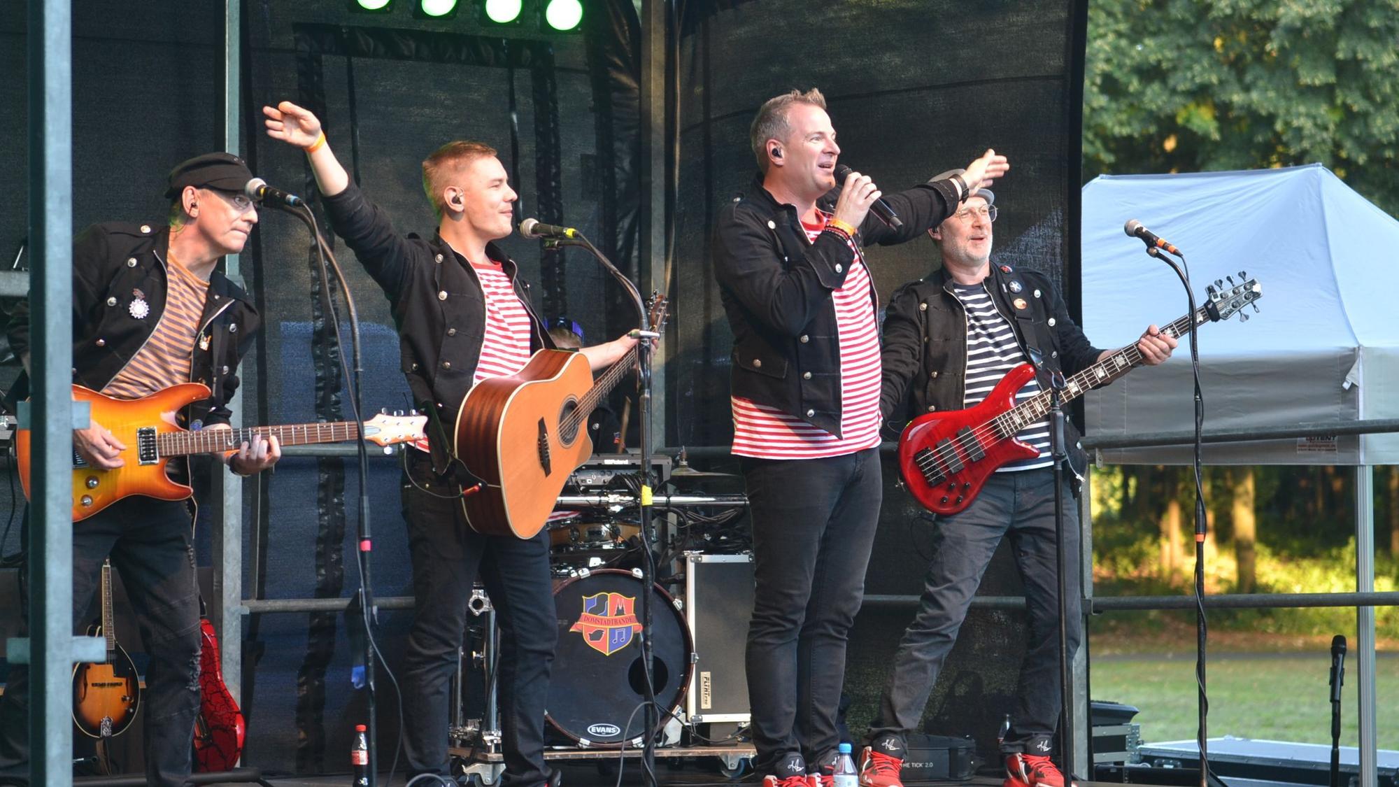 Die Band „Domstadtbande“ bei einem Konzert in der Auelsburg in Euskirchen.