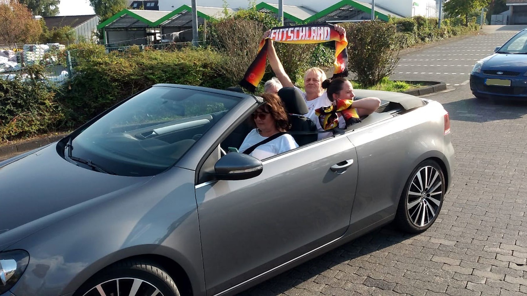 Basketballfans sitzen in einem Auto.