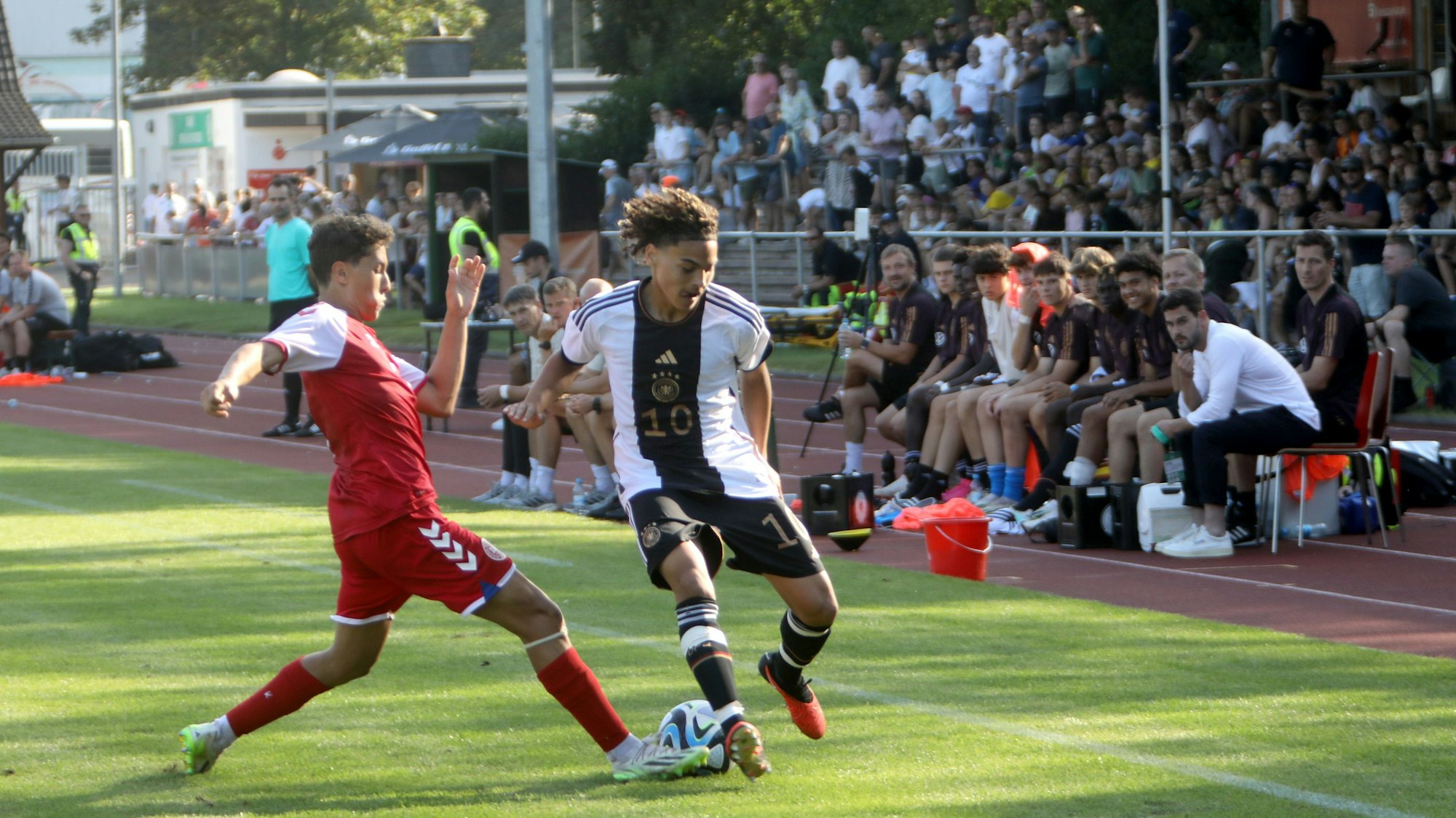 Zwei Fußballspieler kämpfen um den Ball.