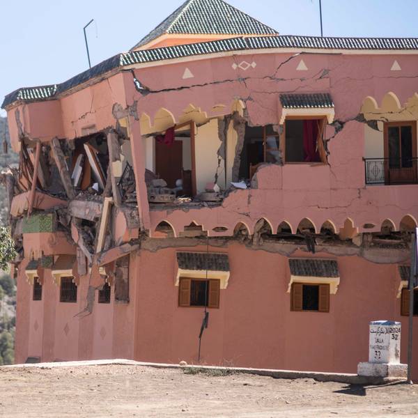 Ein Mann steht vor einem durch das Erdbeben in Marokko zerstörte Hotel in der Nähe von Marrakesch. Durch das Beben der Stärke 6,8 sind bereits mehr als 2000 Menschen ums Leben gekommen.