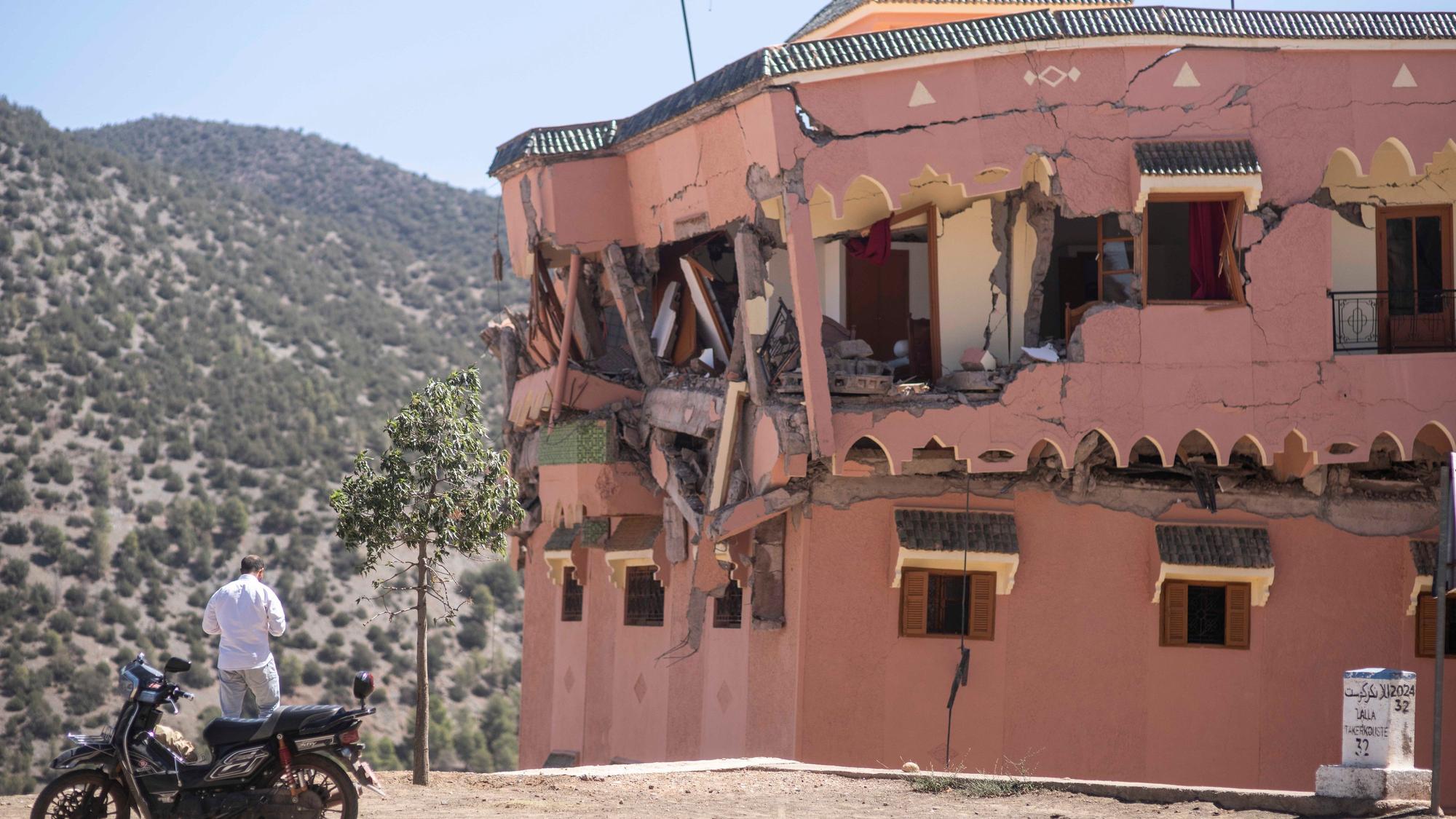 Ein Mann steht vor einem durch das Erdbeben in Marokko zerstörte Hotel in der Nähe von Marrakesch. Durch das Beben der Stärke 6,8 sind bereits mehr als 2000 Menschen ums Leben gekommen.