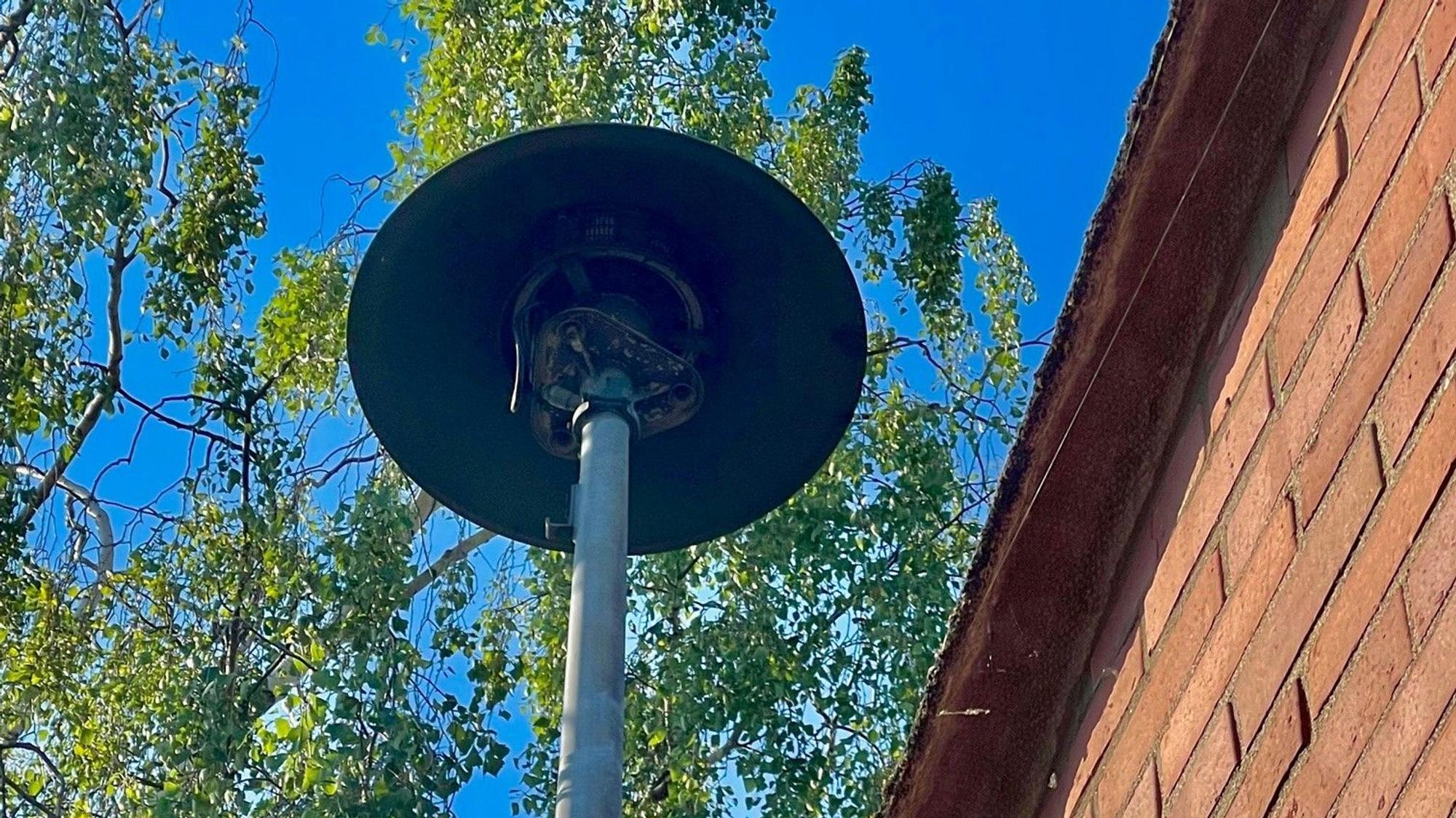Das Bild zeigt eine Warnsirene am Feuerwehrgerätehaus in Erftstadt-Erp.