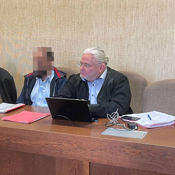 Der Angeklagte im Amtsgericht zwischen seinen Verteidigern Gottfried Reims und Michael Murat Sertsöz.