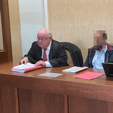 Der Angeklagte im Amtsgericht zwischen seinen Verteidigern Gottfried Reims und Michael Murat Sertsöz.