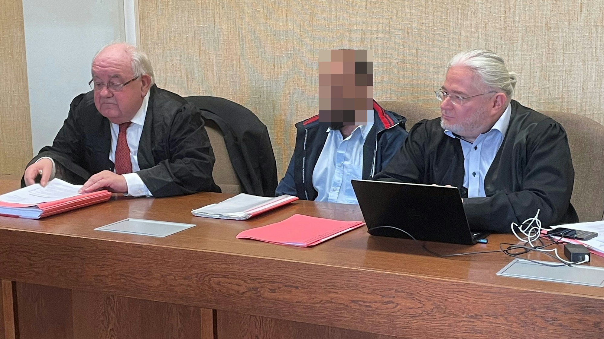 Der Angeklagte im Amtsgericht zwischen seinen Verteidigern Gottfried Reims und Michael Murat Sertsöz.