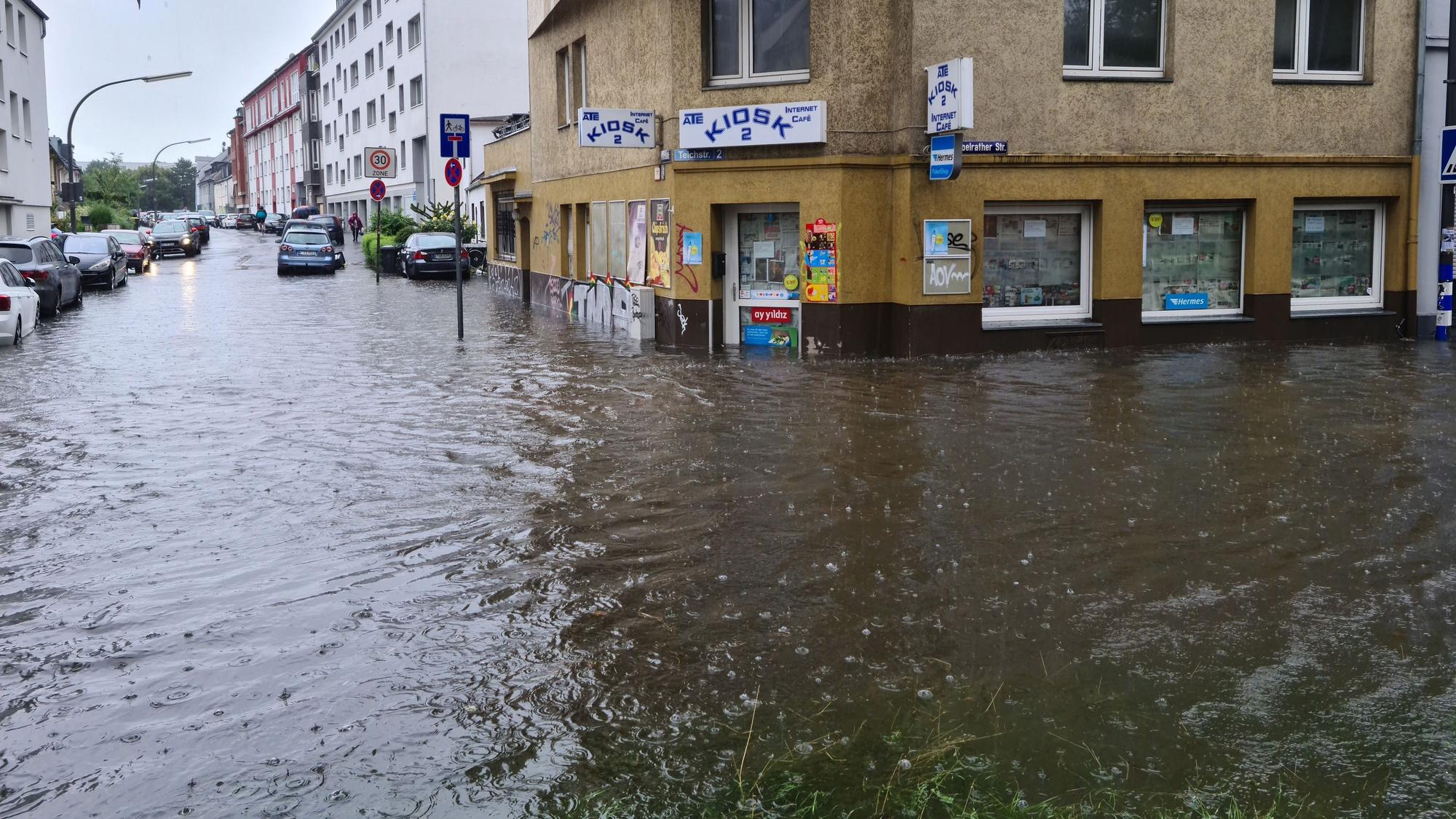 Ein Eckhaus steht komplett im Wasser.