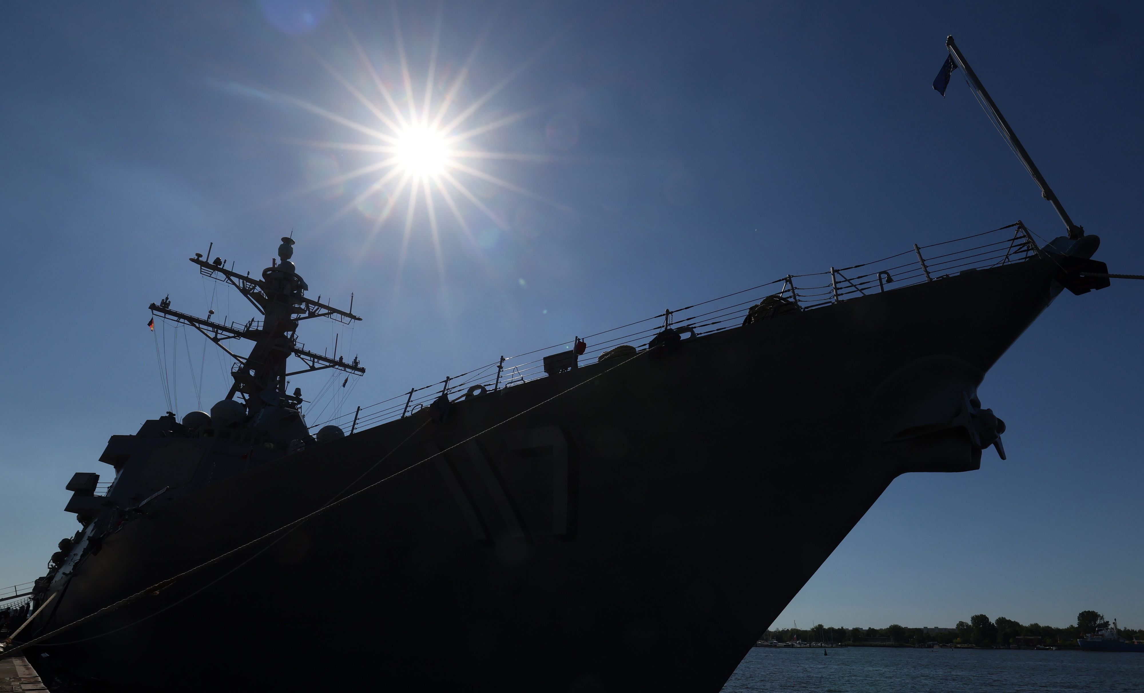 dpatopbilder - 06.09.2023, Mecklenburg-Vorpommern, Rostock: Der amerikanische Zerstörer USS Paul Ignatius hat im Überseehafen Rostock festgemacht, um Proviant und Treibstoff aufzunehmen. Das Schiff wurde 2019 in Dienst gestellt und hat seit Mitte 2022 seinen Heimathafen in der Marinebasis Rota in Spanien. Amerikanische Zerstörer sind regelmäßig in der Ostsee unterwegs. Foto: Bernd Wüstneck/dpa +++ dpa-Bildfunk +++