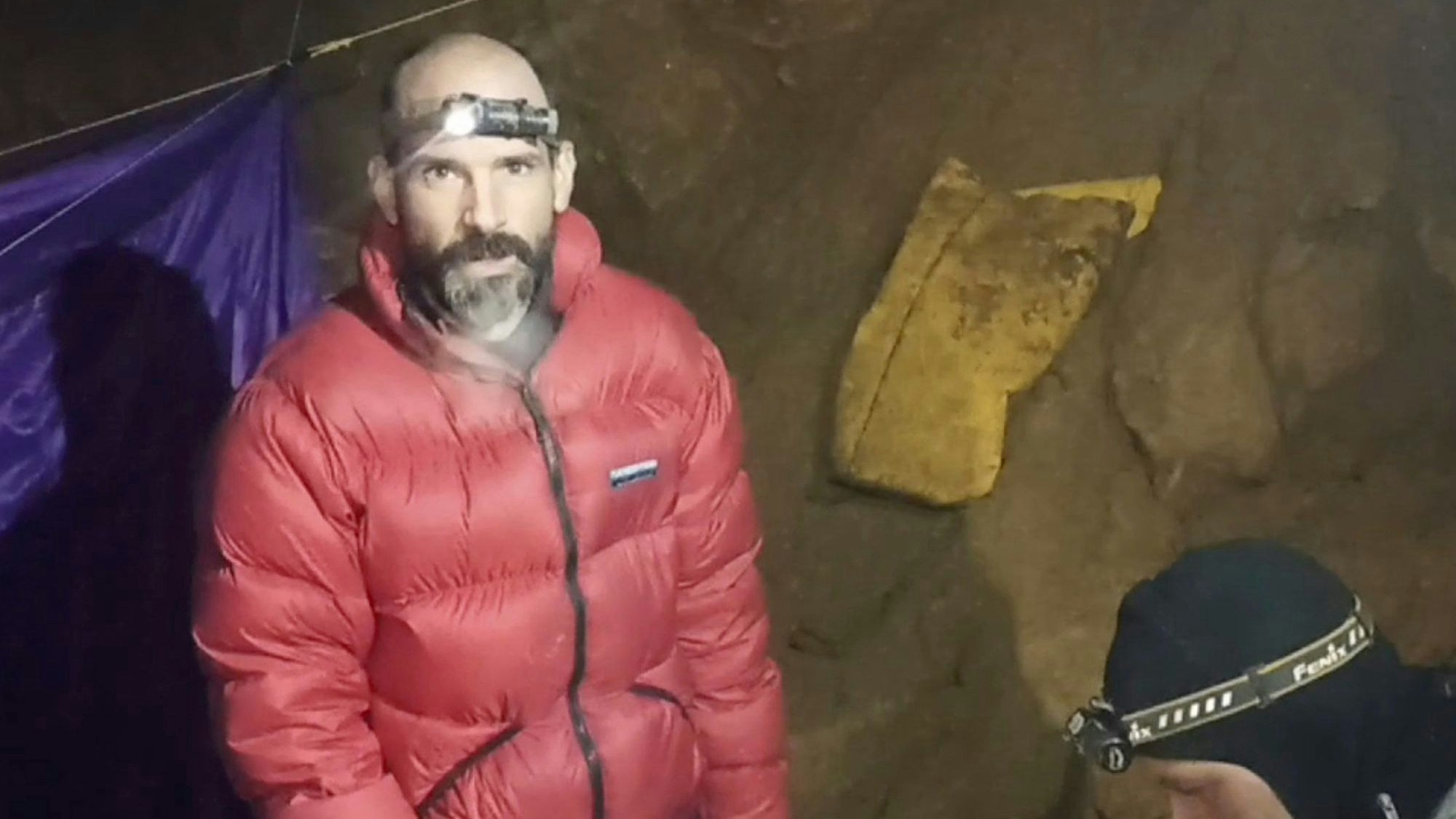 In diesem Standbild aus einem Video spricht der amerikanische Höhlenforscher Mark Dickey neben einem Kollegen in der Morca-Höhle bei Anamur in die Kamera.