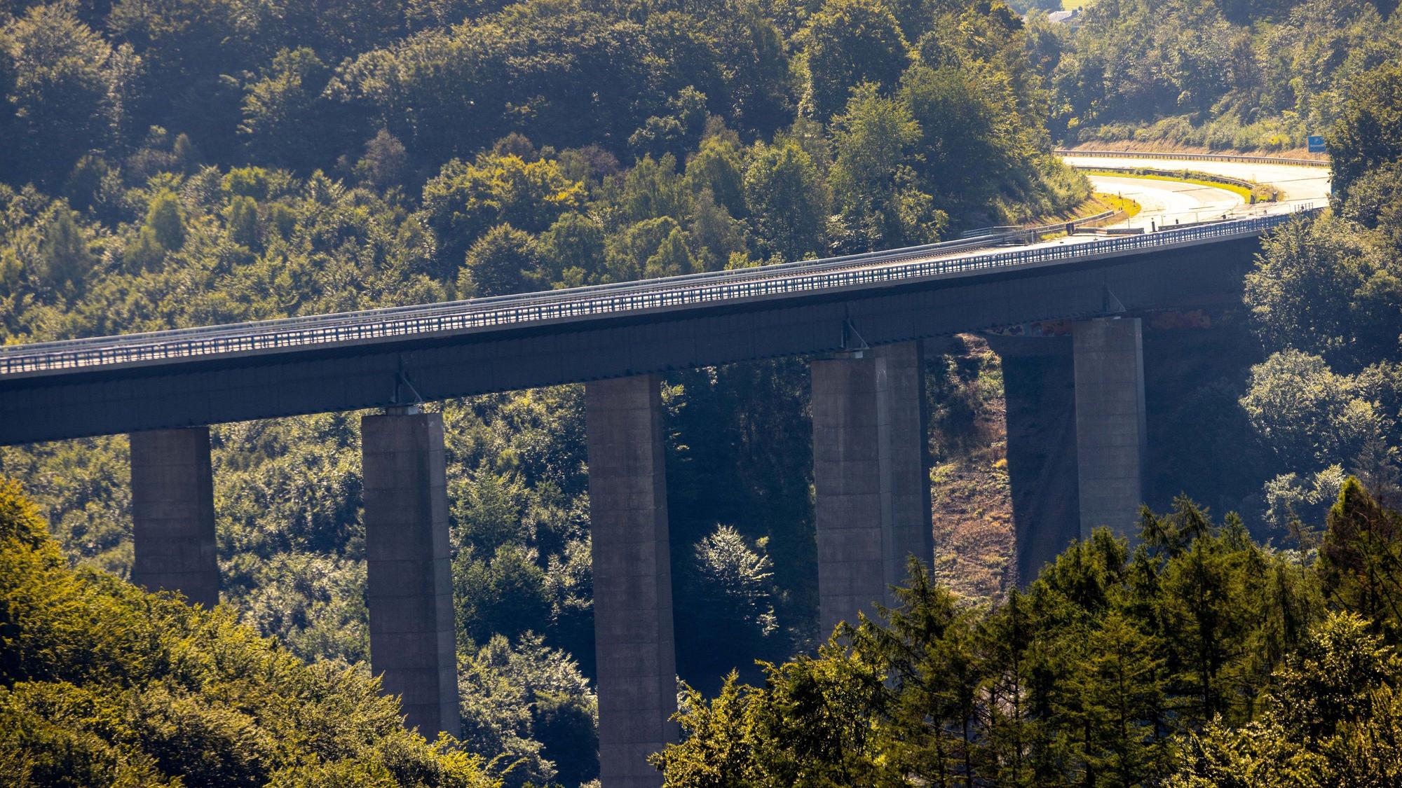 Lüdenscheid: Blick auf die damals gesperrte Autobahn-Talbrücke Rahmede.