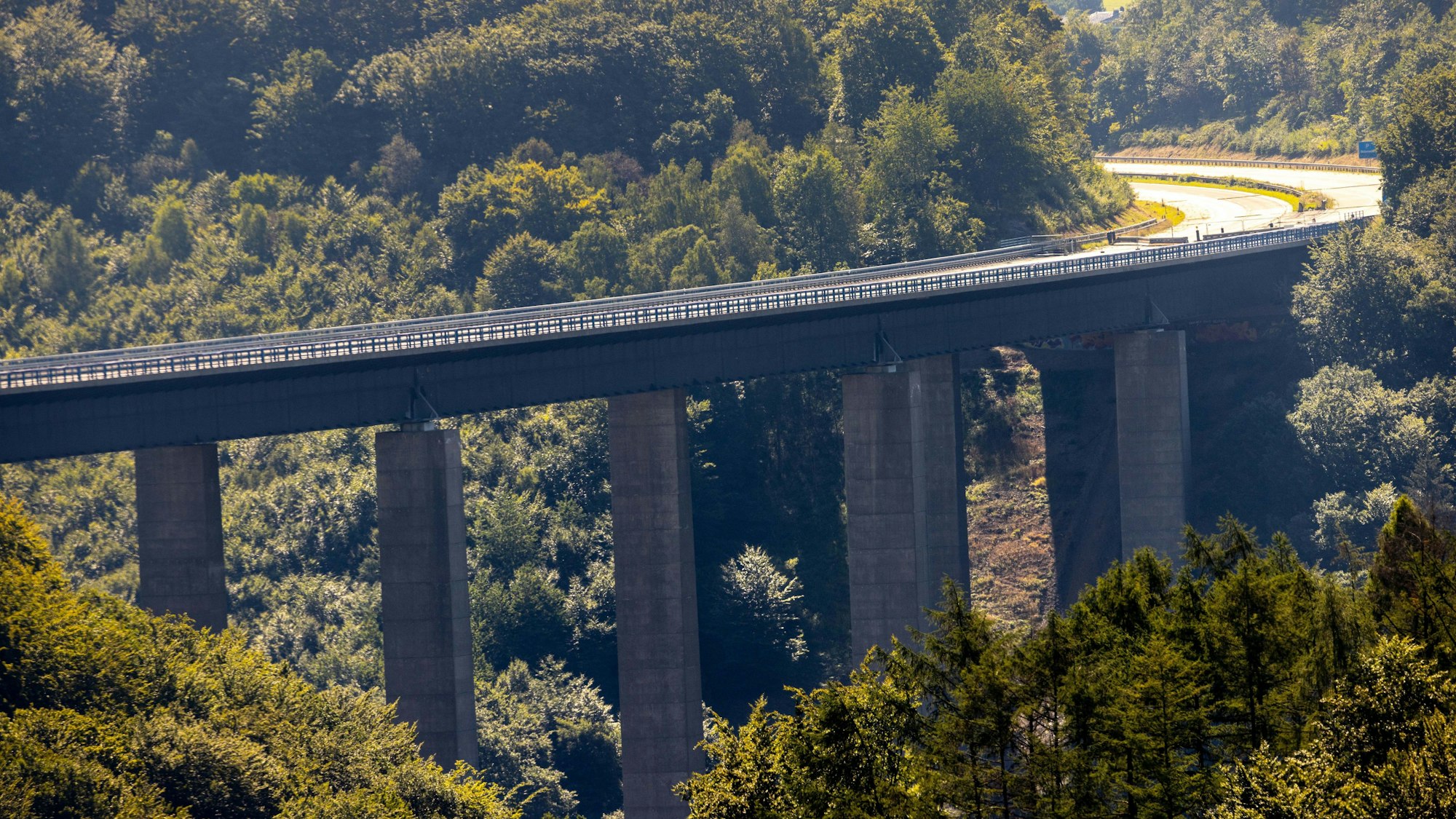 Lüdenscheid: Blick auf die damals gesperrte Autobahn-Talbrücke Rahmede.