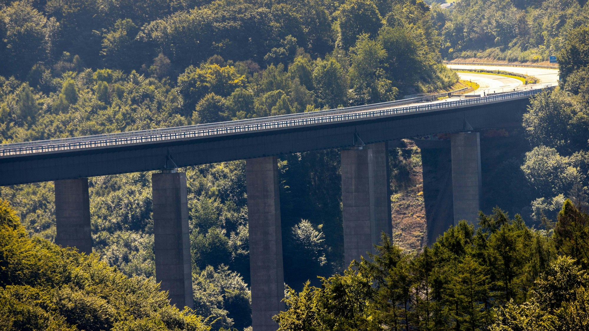 Lüdenscheid: Blick auf die gesperrte Autbahn-Talbrücke Rahmede, wie sie vor der Sprengung aussah.