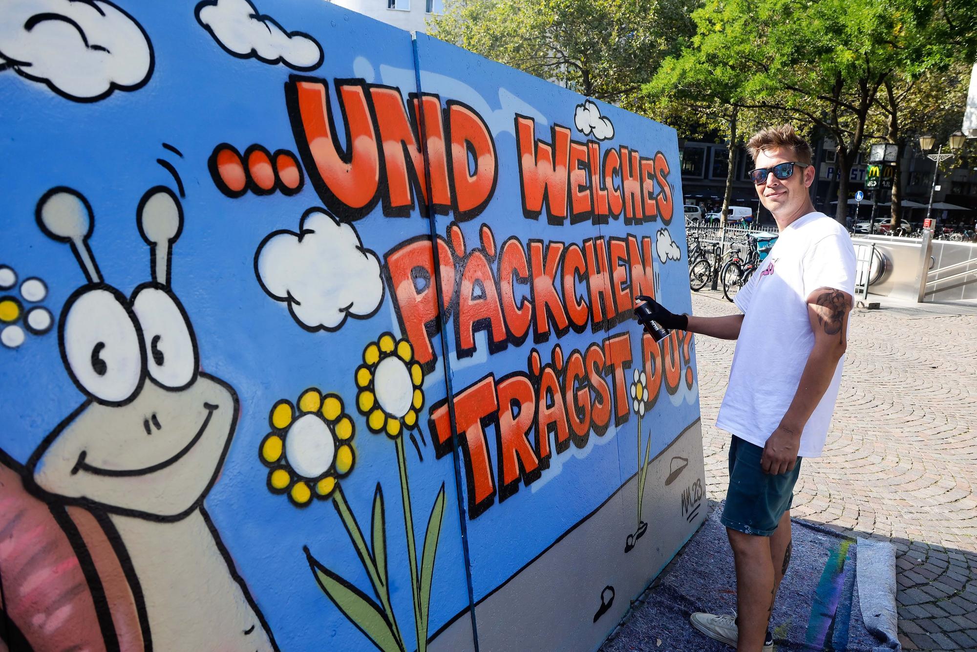 Graffiti-Künstler Frank Zappel beim Aktionstag gegen Wohnungslosigkeit auf dem Kölner Rudolfplatz.