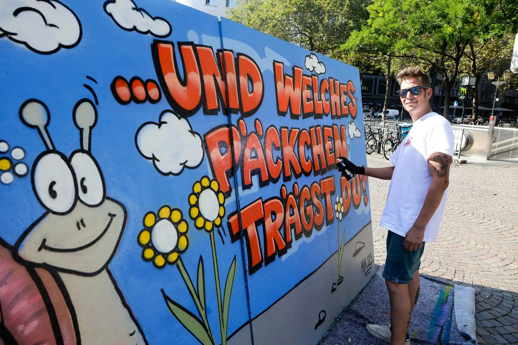 Graffiti-Künstler Frank Zappel beim Aktionstag gegen Wohnungslosigkeit auf dem Kölner Rudolfplatz.