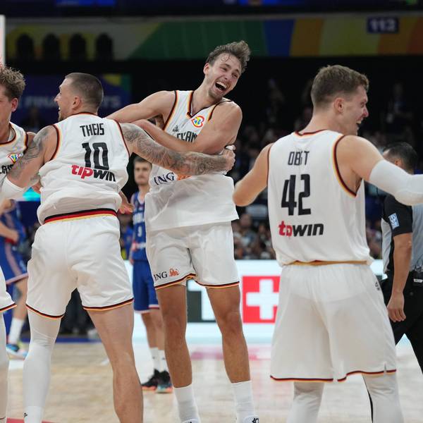 Moritz Wagner, Daniel Theis und Franz Wagner (v.l.) feiern den ersten deutschen Basketball-WM-Titel der Geschichte.