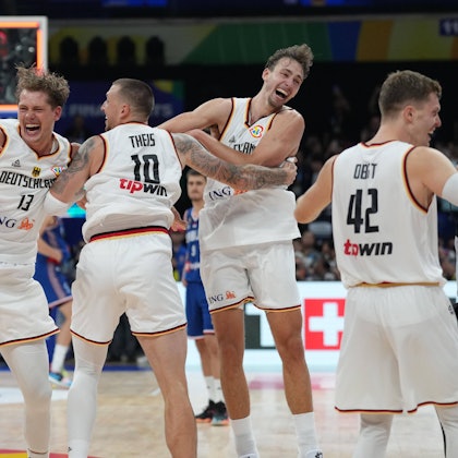 Moritz Wagner, Daniel Theis und Franz Wagner (v.l.) feiern den ersten deutschen Basketball-WM-Titel der Geschichte.