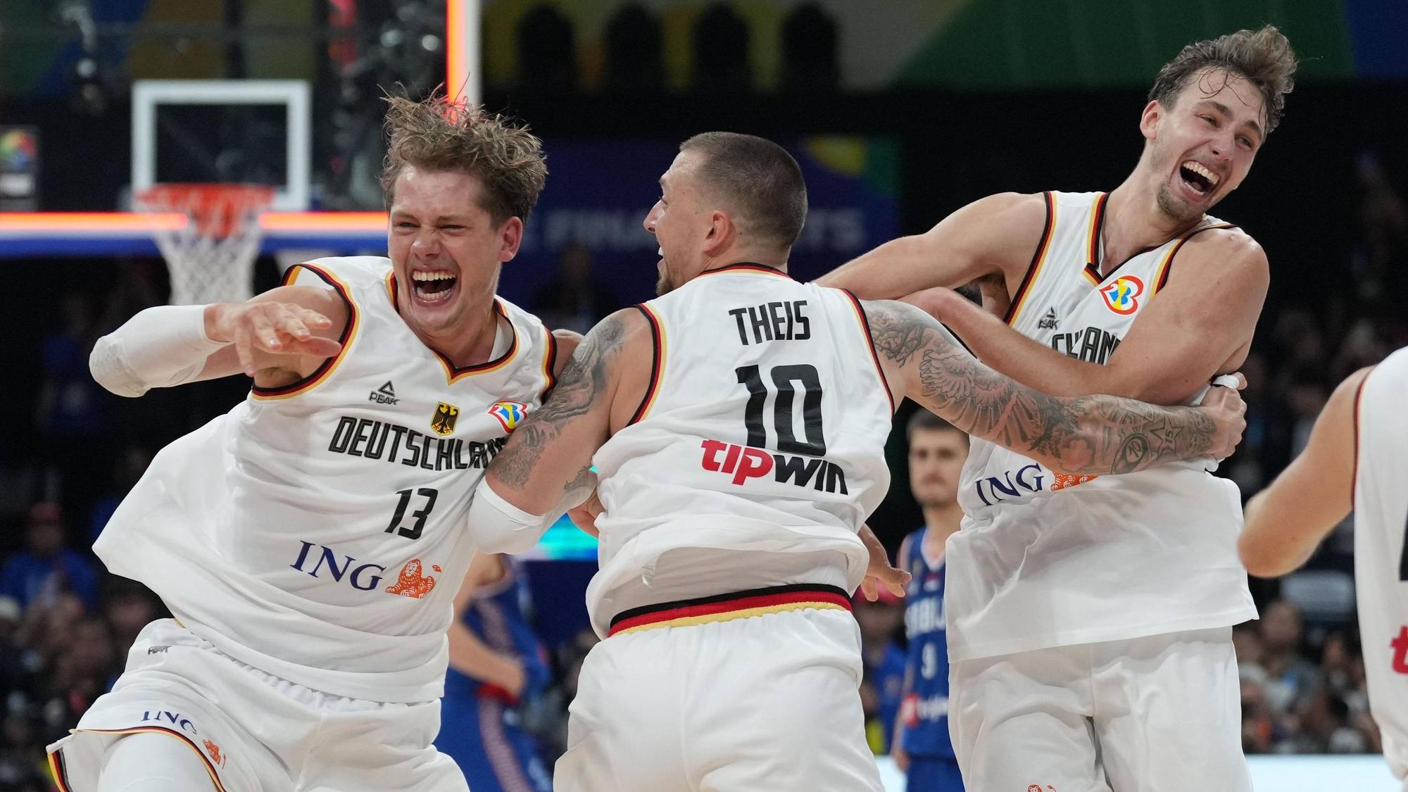Moritz Wagner, Daniel Theis und Franz Wagner (v.l.) feiern den ersten deutschen Basketball-WM-Titel der Geschichte.