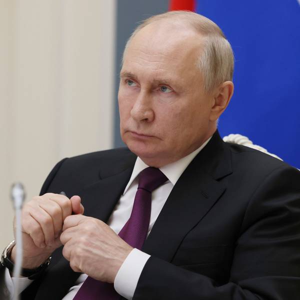 Wladmir Putin guckt an der Kamera vorbei.