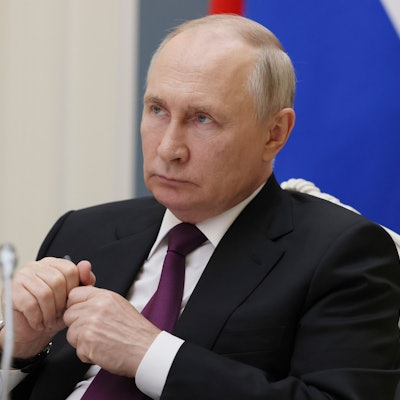 Wladmir Putin guckt an der Kamera vorbei.