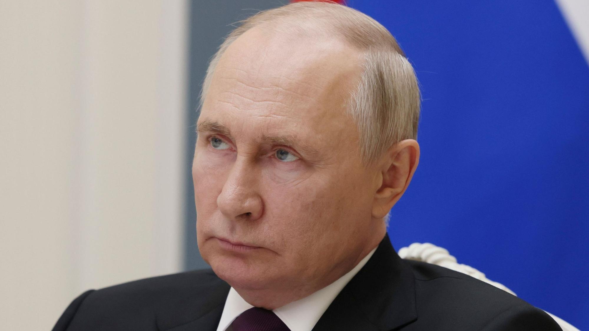 Wladmir Putin guckt an der Kamera vorbei.