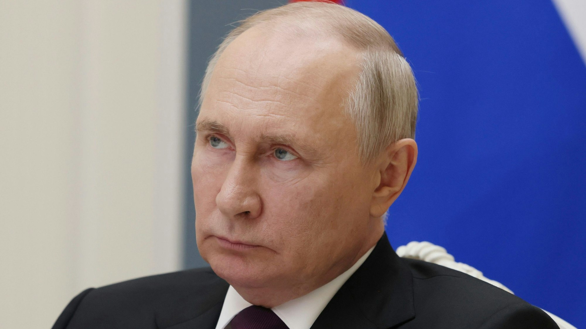 Wladmir Putin guckt an der Kamera vorbei.