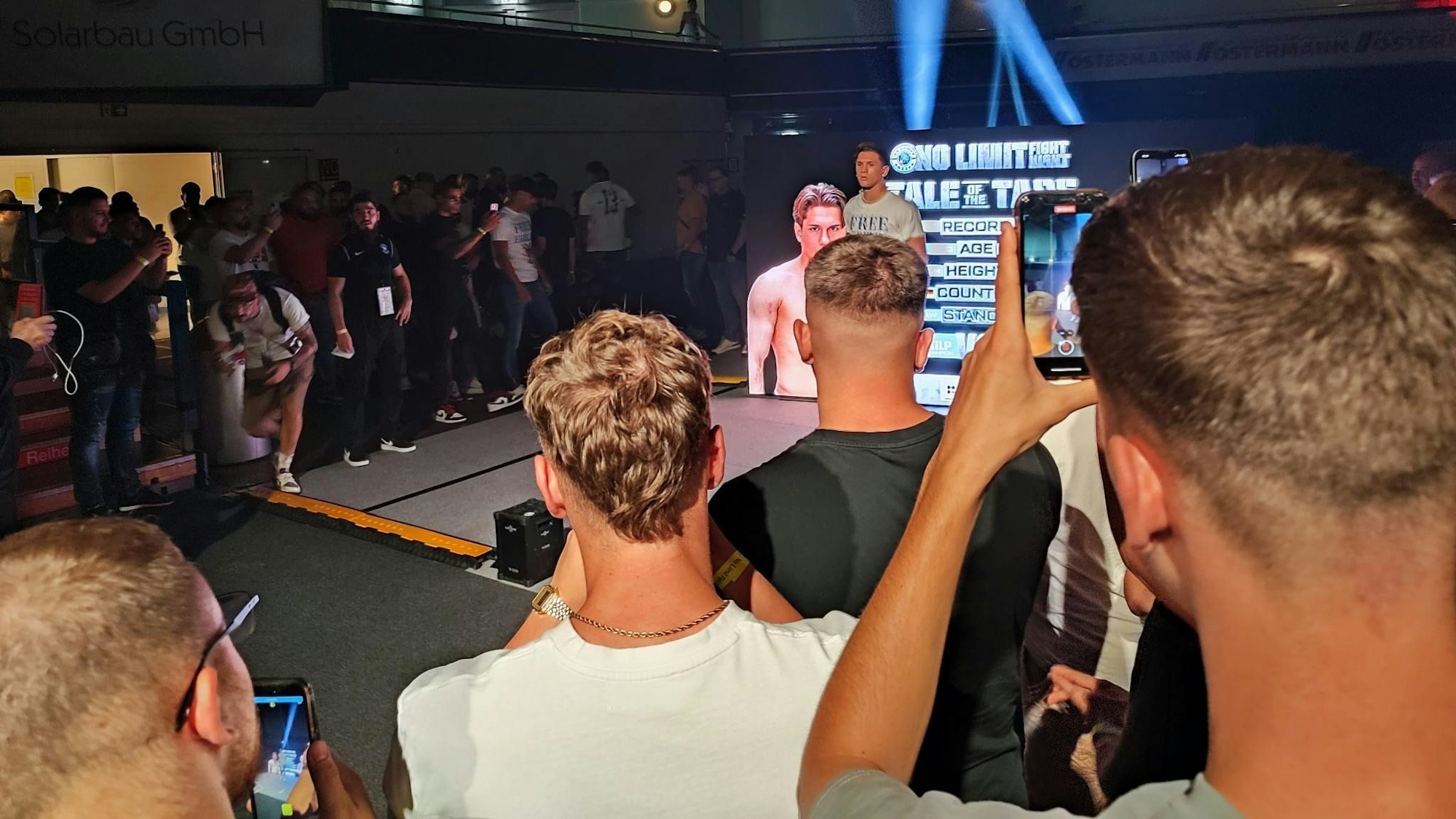 Der Walk-In von Frank Kilp wird von vielen Handys junger Menschen gefilmt.