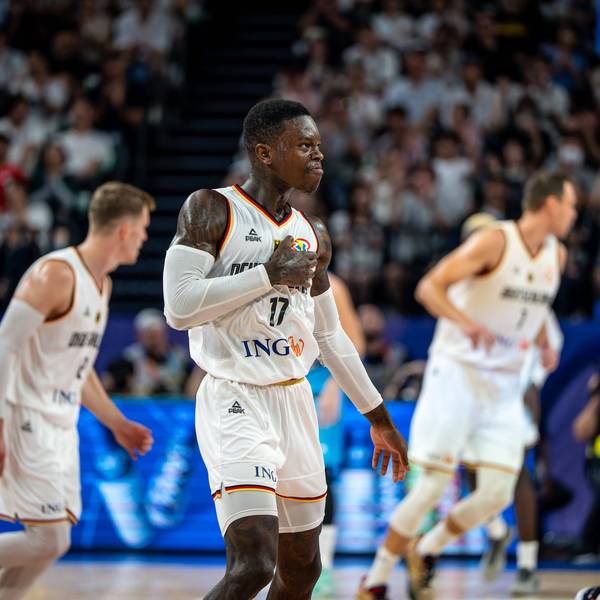 Dennis Schröder klopft sich während des WM-Finals jubelnd auf die Brust.