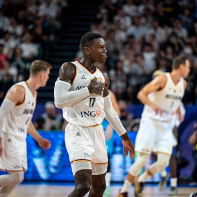 Dennis Schröder klopft sich während des WM-Finals jubelnd auf die Brust.