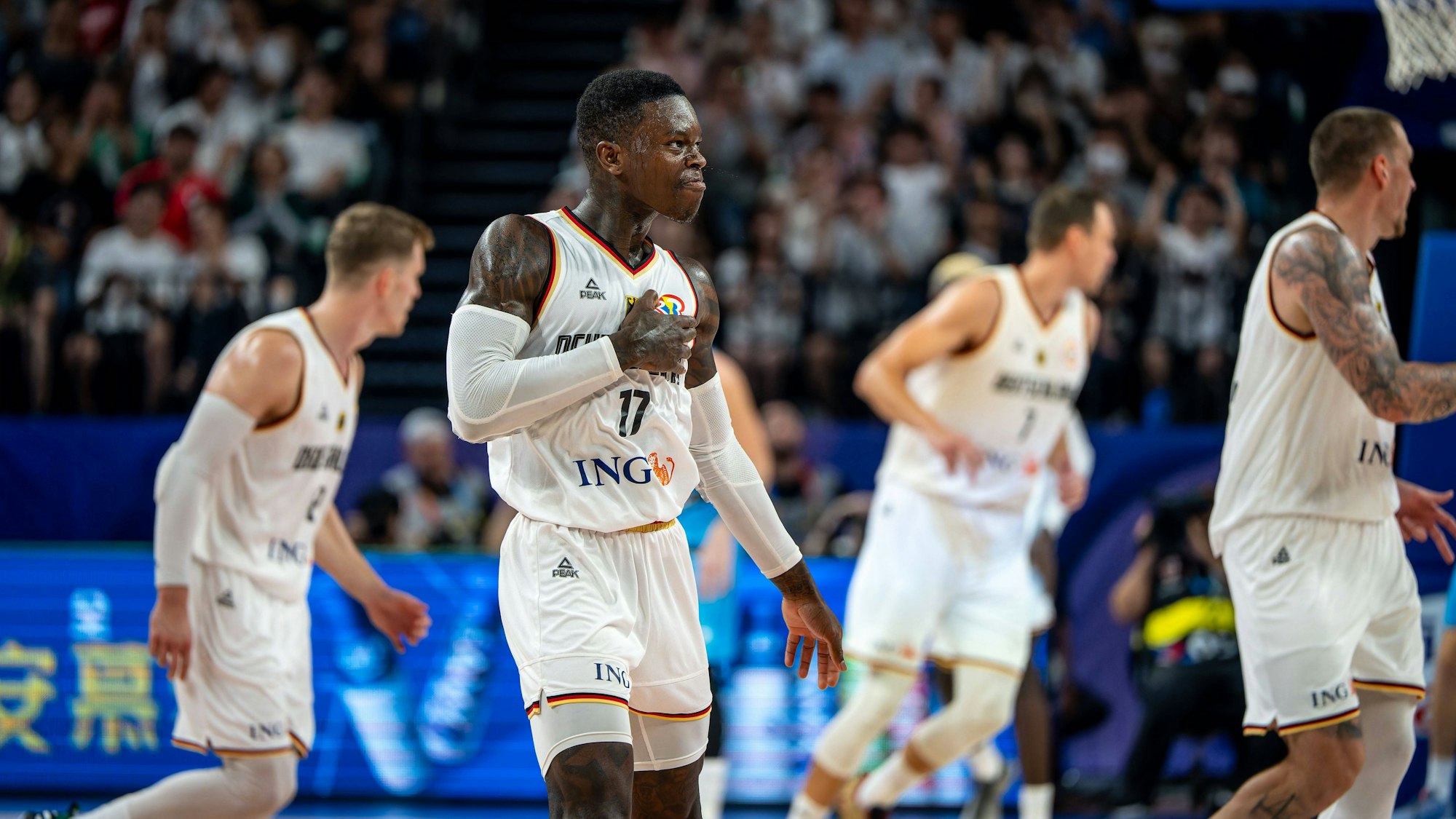 Dennis Schröder klopft sich während des WM-Finals jubelnd auf die Brust.
