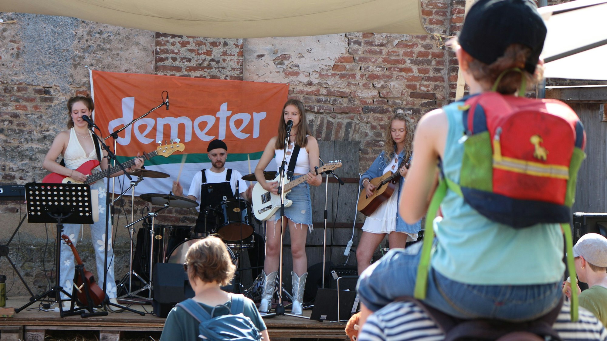 Die jungen Musiker spielen auf der Bühne.