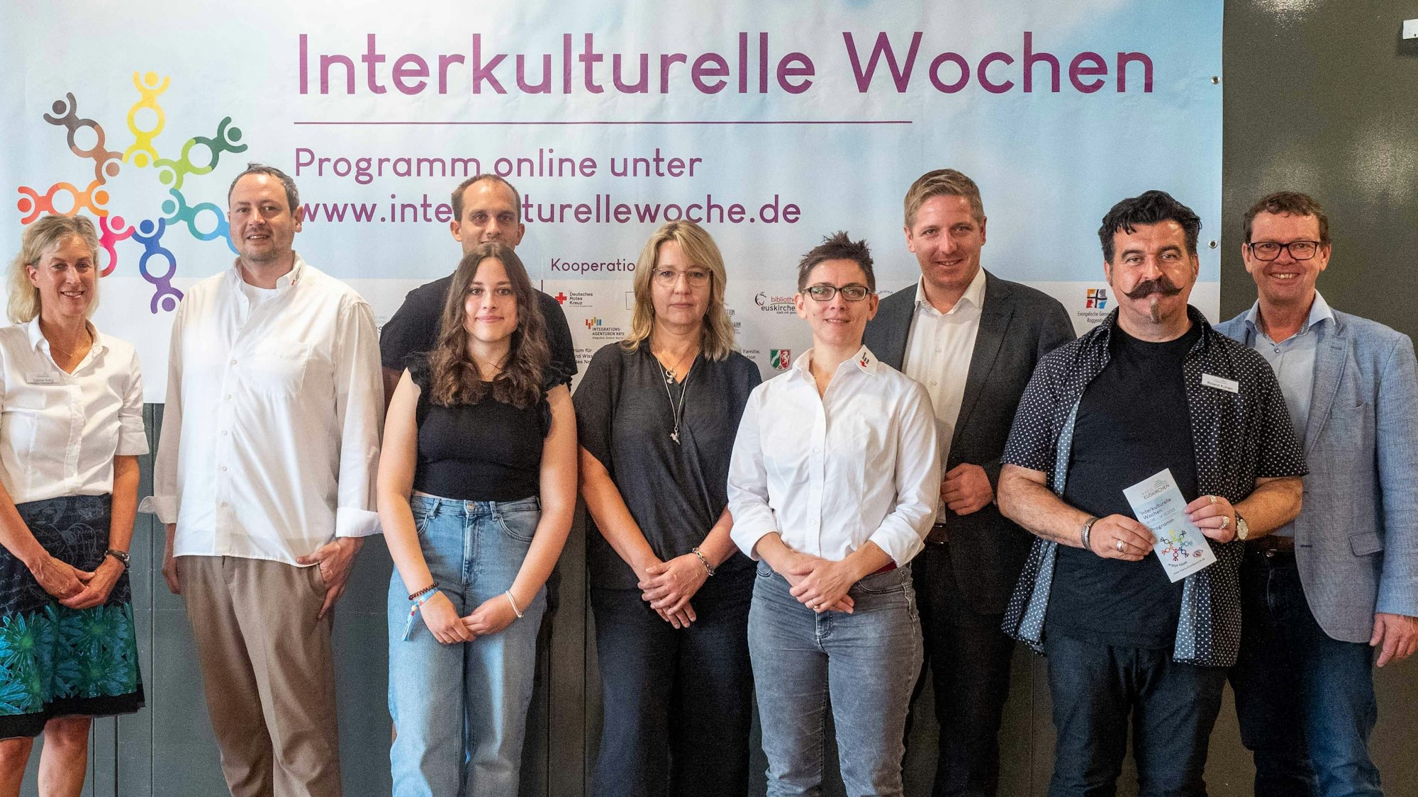 Das Bild zeigt die Kooperationspartner und Organisatoren der Interkulturellen Wochen im Kreis Euskirchen.