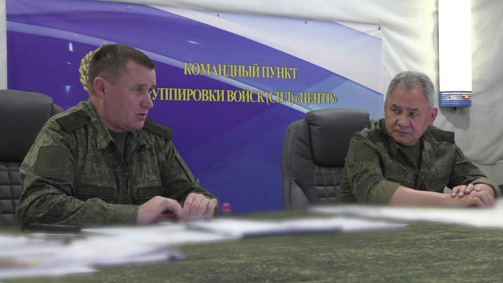 Eine Aufnahme des russischen Verteidigungsministeriums zeigt Generaloberst Andrej Mordwitschew zusammen mit Verteidigungsminister Sergei Schoigu bei einer Lagebesprechung im August. Mordwitschew hat mit einem Interview für internationales Aufsehen gesorgt. (Archivbild)