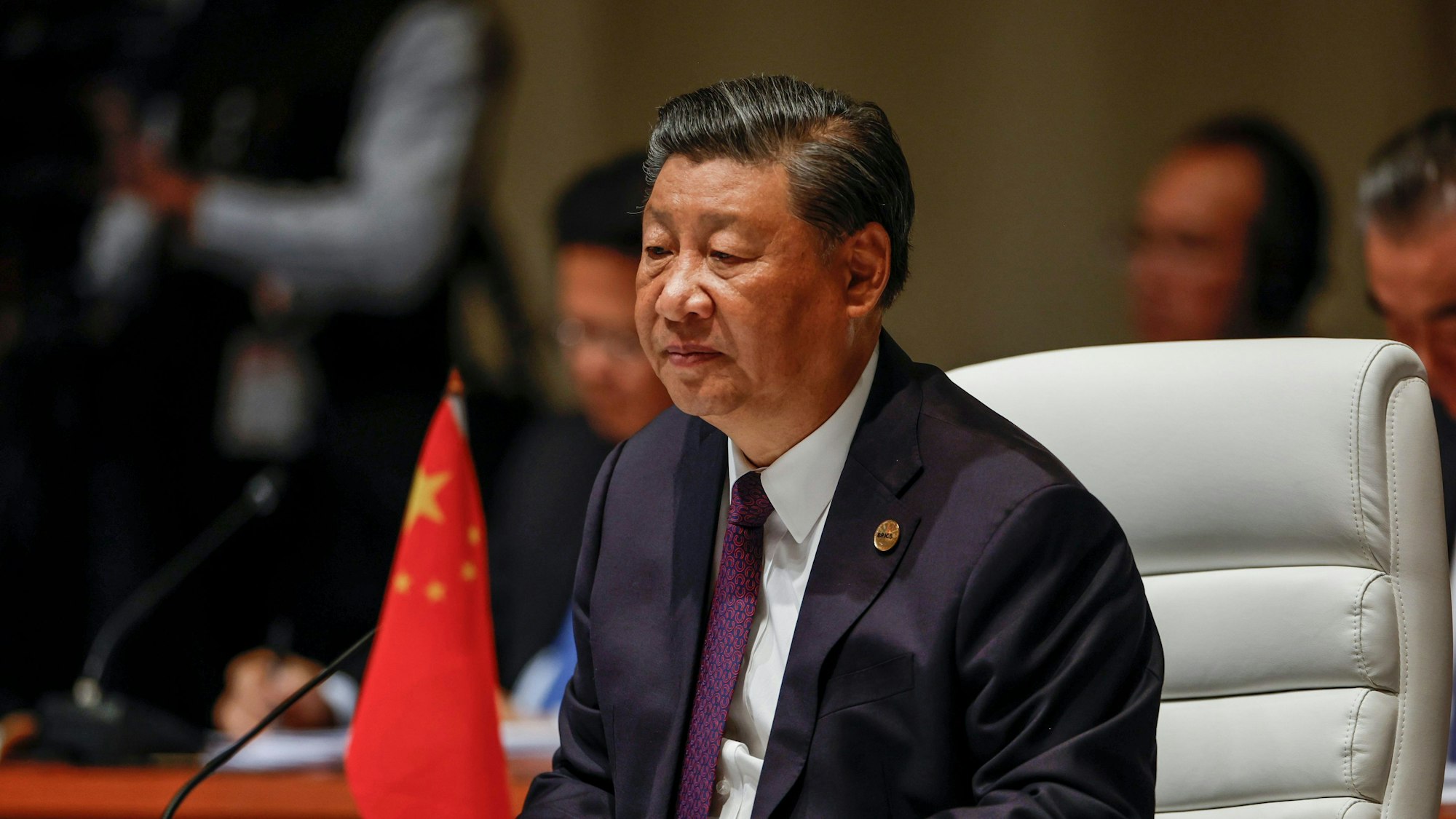 ARCHIV - 23.08.2023, Südafrika, Johannesburg: Xi Jinping, Präsident von China, nimmt an der Plenarsitzung des Brics-Gipfels teil. (zu dpa «Chinas Staatschef Xi Jinping reist nicht zu G20-Gipfel») Foto: Gianluigi Guercia/Pool AFP/AP/dpa +++ dpa-Bildfunk +++