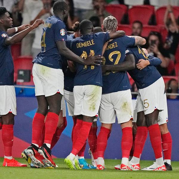 Die Spieler aus Frankreich jubeln über das 2:0 gegen Irland bei der EM-Qualifikation.