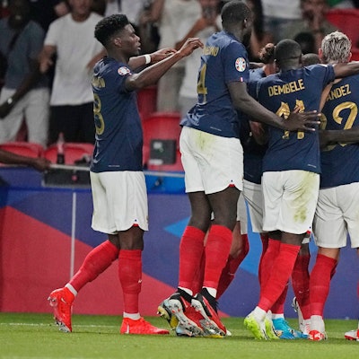 Die Spieler aus Frankreich jubeln über das 2:0 gegen Irland bei der EM-Qualifikation.