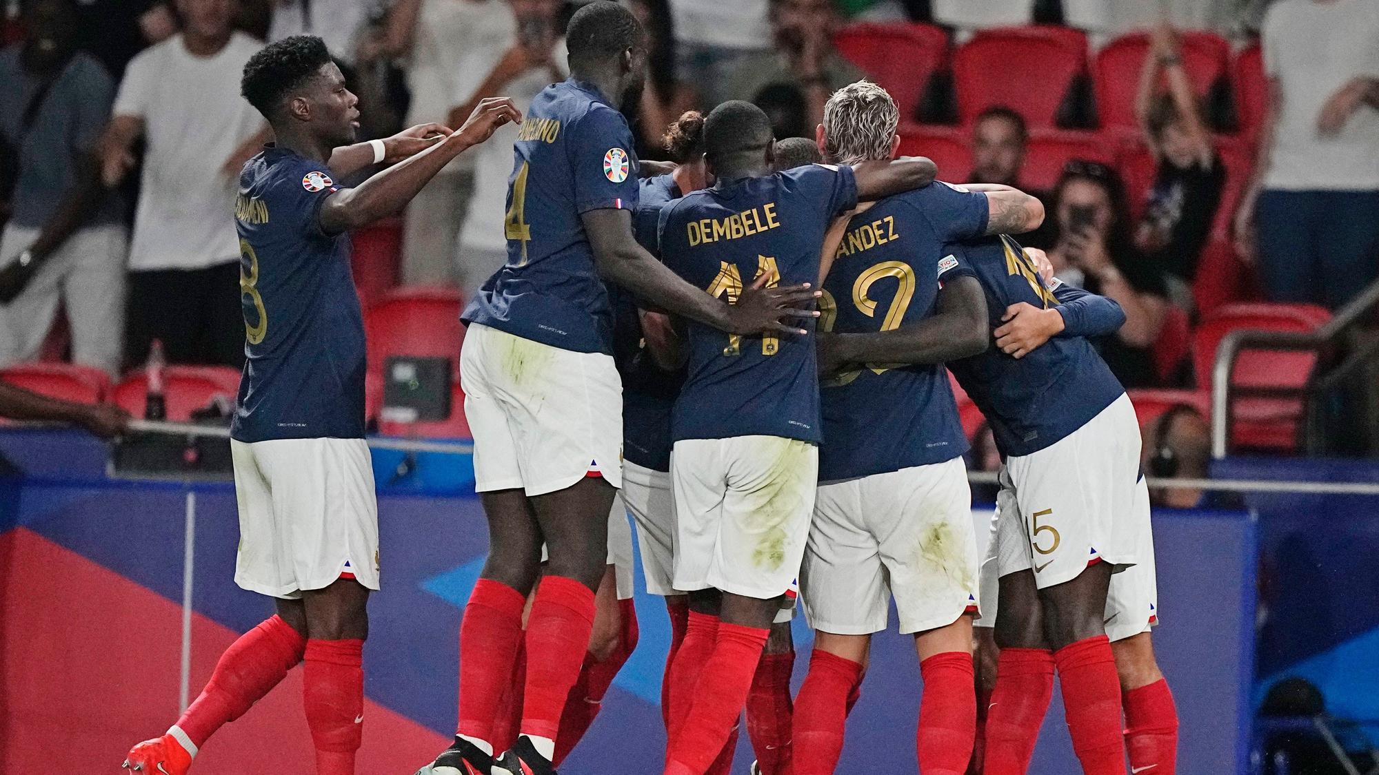 Die Spieler aus Frankreich jubeln über das 2:0 gegen Irland bei der EM-Qualifikation.