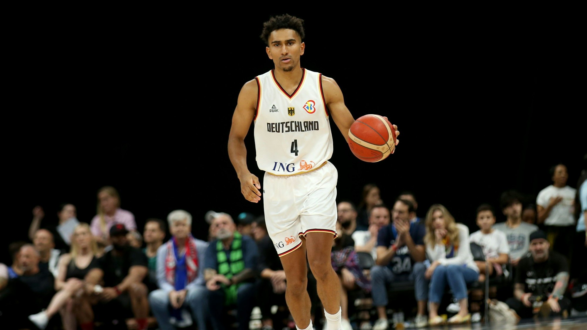 19.08.2023, Vereinigte Arabische Emirate, Abu Dhabi: Basketball: Nationen-Turnier, 2. Spieltag, Griechenland - Deutschland, Etihad Arena. Deutschlands Maodo Lo in Aktion. (zu dpa: «Basketballer Lo: Zwist um Kleber im Team «kein Thema mehr»») Foto: Matthias Stickel/dpa +++ dpa-Bildfunk +++
