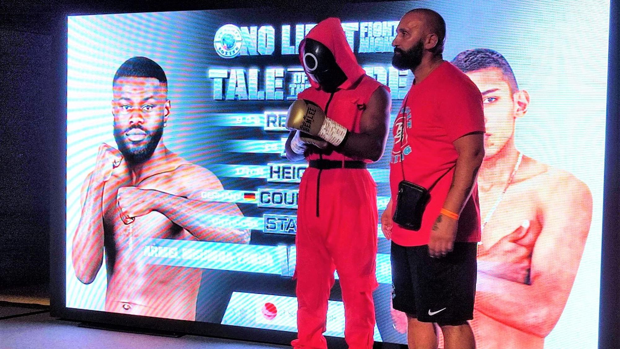 No Limit Fight Night in Leverkusen in der Ostermann-Arena am 9.09.2023. Bekim Hoxhaj (r.) führt seinen Kämpfer Armel Mbumba (im Squid-Game-Outfit) zum Boxring.