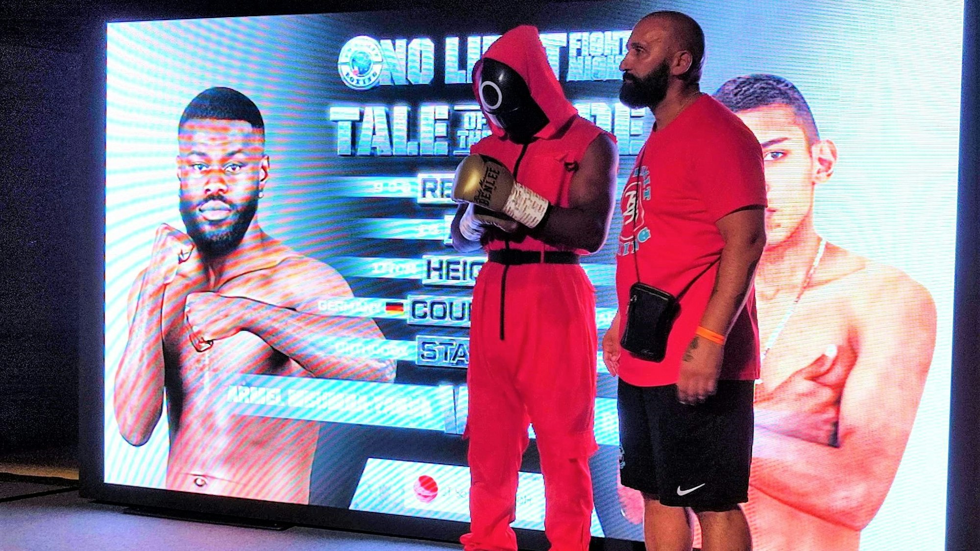 Zur Fight Night im September 2023 führte Trainer und Veranstalter Bekim Hoxhaj (r.) seinen Schützling Armel Mbumba (im Squid-Game-Outfit) zum Ring.