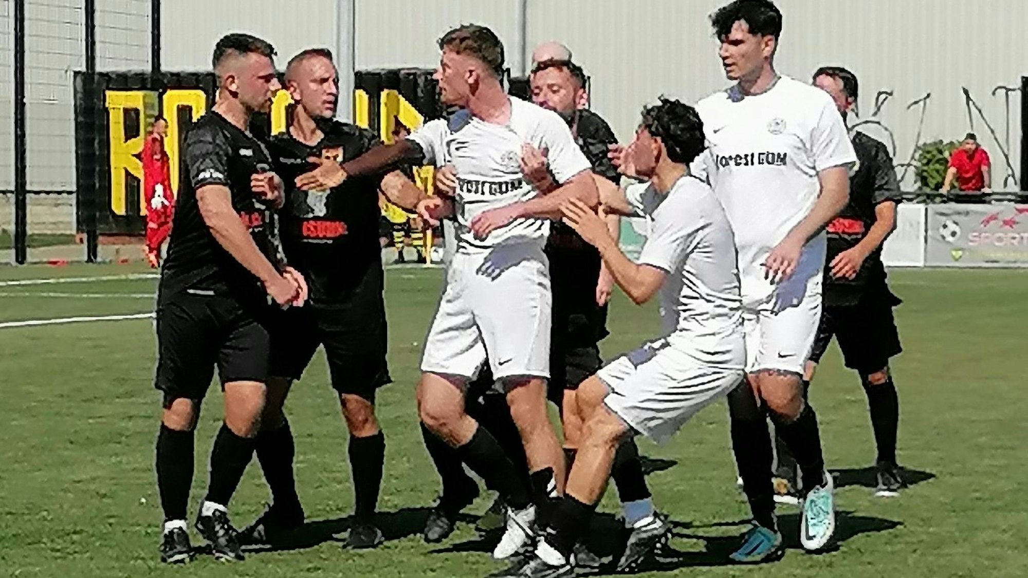 Im Duell zwischen Roland West und dem ESV Olympia ging es temerametvoll zu.