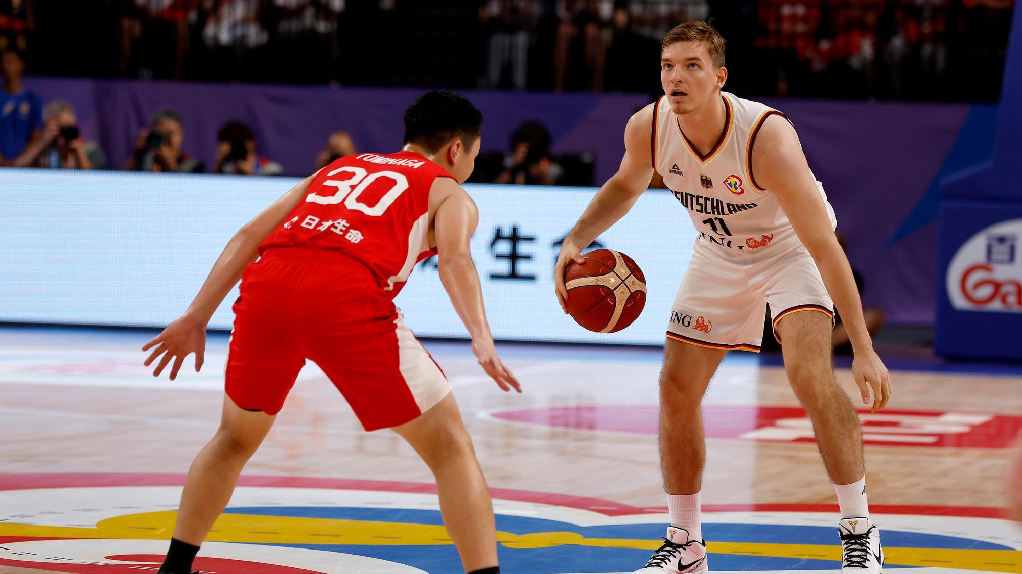25.08.2023, FIBA Basketball Worldcup, Okinawa Japan, Deutschland - Japan, Spieltag 1, Gruppe E. Justus Hollatz GER, No12, Keisei Tominaga JPN, No30 Okinawa Okinawa Arena Okinawa Japan *** 25 08 2023, FIBA Basketball World Cup, Okinawa Japan , Germany Japan, Matchday 1, Group E Justus Hollatz GER, No12 , Keisei Tominaga JPN, No30 Okinawa Okinawa Arena Okinawa Japan