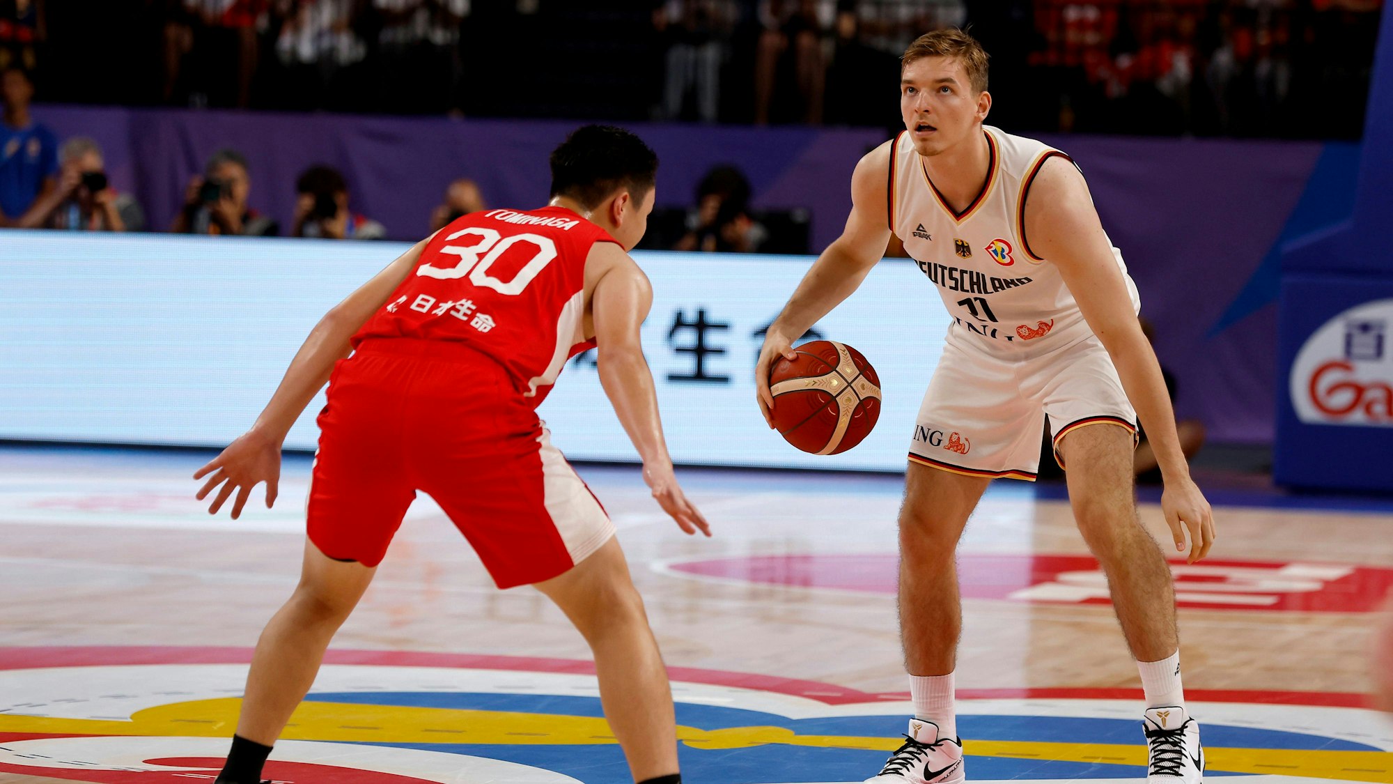 25.08.2023, FIBA Basketball Worldcup, Okinawa Japan, Deutschland - Japan, Spieltag 1, Gruppe E. Justus Hollatz GER, No12, Keisei Tominaga JPN, No30 Okinawa Okinawa Arena Okinawa Japan *** 25 08 2023, FIBA Basketball World Cup, Okinawa Japan , Germany Japan, Matchday 1, Group E Justus Hollatz GER, No12 , Keisei Tominaga JPN, No30 Okinawa Okinawa Arena Okinawa Japan