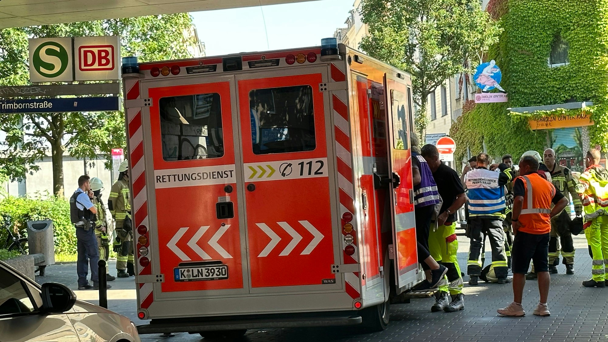 Ein Wagen des Rettungsdienstes steht an der S-Bahn-Haltestelle Trimbornstraße in Köln-Kalk.