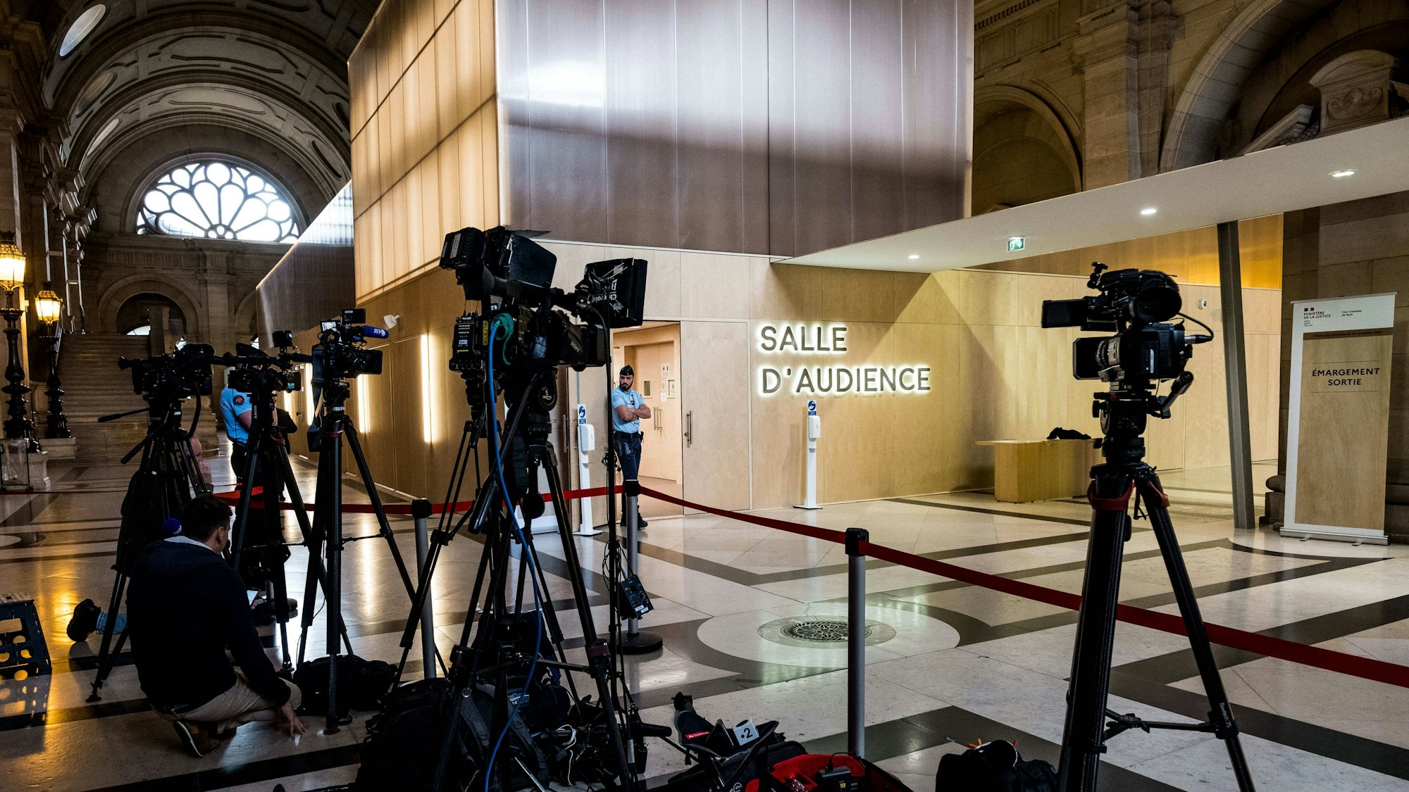 Prozess um die Anschläge vom 13. November in Paris Emmanuel Carrère - Der Prozess um die Anschläge vom 13. November in Paris wird vor dem Strafgerichtshof fortgesetzt. Dabei geht es um die Anschläge vom November 2015, bei denen am 27. Juni 2022 im Stade de France in Saint-Denis, in Bars, Restaurants und in der Konzerthalle Bataclan in Paris, Frankreich, 130 Menschen getötet wurden. Das Ende einer langwierigen Anhörung, nach zehnmonatigen Debatten. Im Prozess um die Anschläge vom 13. November hat das Pariser Strafgericht am 27. Juni 2022 ein letztes Mal den Angeklagten das Wort erteilt und berät nun. Die Urteilsverkündung wird für den 29. Juni 2022 erwartet.